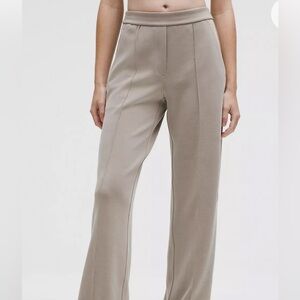 Softstreme Pintuck Mid-Rise Pant
Regular